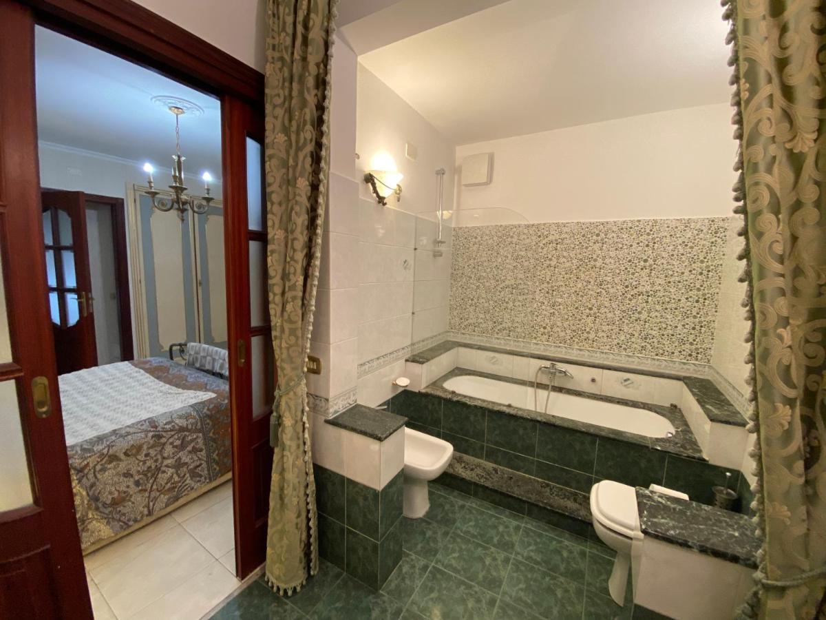 Ferienwohnung Casa Kamalei, Tra Plebiscito E Lungomare Neapel Exterior foto